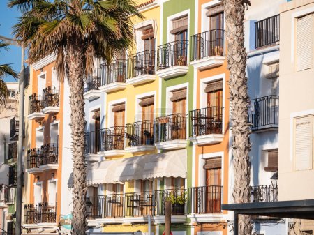 Téléchargez les photos : Villajoyosa, Espagne ; 16 mars 2024 : Façades colorées avec balcons dans le village de Villajoyosa, Alicante - en image libre de droit