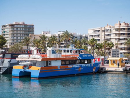 Téléchargez les photos : Santa Pola, Espagne ; 15 avril 2024 : Ferry Glass Bottom vers l'île de Tabarca amarré au port de Santa Pola - en image libre de droit