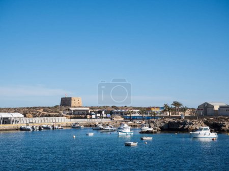 Foto de Tabarca, España; 15 de abril de 2024: Tabarca Island habor. Provincia de Alicante - Imagen libre de derechos