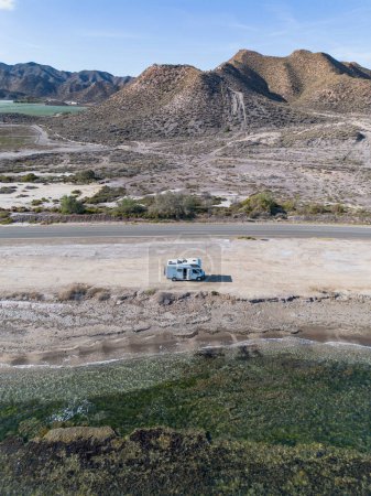 Téléchargez les photos : Motor home road trip par la mer et les montagnes vue aérienne d'en haut - en image libre de droit