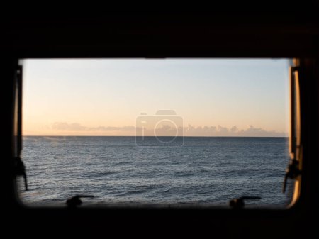 Vistas a la salida del sol sobre el mar a través de una casa rodante o fondo de la ventana de la camioneta