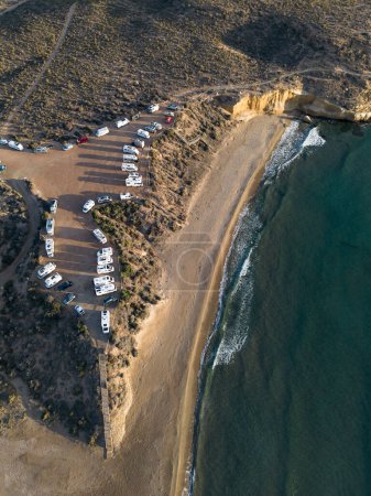 Wohnmobile und Wohnmobile am Mittelmeerstrand in der Natur Playa de la Carolina, Cuatro Calas, Murcia