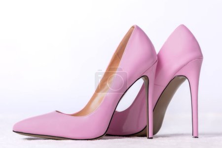 Téléchargez les photos : Chaussures roses pour femmes sur un fond clair. photo de haute qualité - en image libre de droit