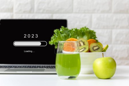 Ladejahr 2023 für Start-up-Unternehmen und neues Leben. Gesunder frischer, gesunder Salat und pflanzliches Grünwasser für die Ernährung bei der Arbeit im Büro