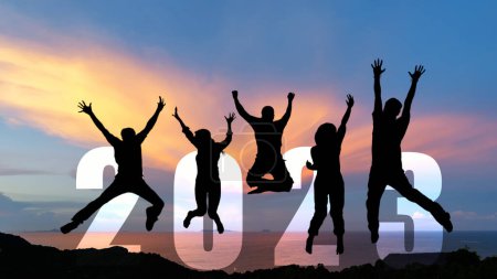 Silhouette glückliche Business-Teamwork Springen Glückwunsch und feiern in Happy New Year 2023 für die Veränderung des neuen Lebens Zukunftskonzept. Freedom Lifestyle Group People Team springt Teil des Erfolgs von Number 2023