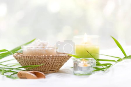 Foto de Thai Spa Tratamientos aromaterapia sal y masaje exfoliante de azúcar con hojas de bambú con vela, fondo blanco. Tailandia. Concepto saludable - Imagen libre de derechos