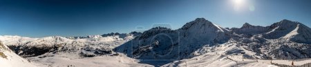 Téléchargez les photos : Vue panoramique sur les montagnes et les pistes de ski à Encamp, Andorre - en image libre de droit