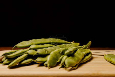 Téléchargez les photos : Groupe de haricots verts frais, préparés pour la coupe - en image libre de droit