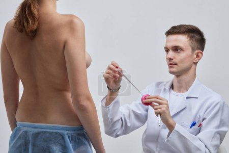 Téléchargez les photos : Ligne de dessin de main de docteur sur le sein de femme, concept de chirurgie d'implant mammaire. - en image libre de droit