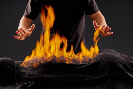 Chinesische Feuermassage - Huo Liao Therapie. Traditionelle Chinesische Medizin, Brandbehandlung und Körperpflegekonzept