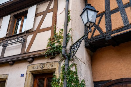 Eguisheim colorido pueblo de Alsacia, región de Francia.