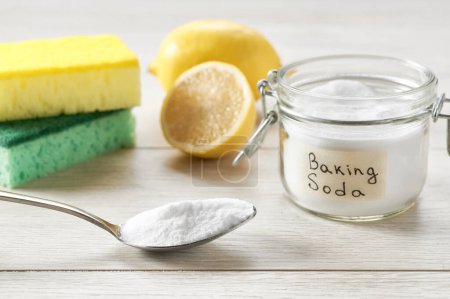 Foto de Detergente ecológico para el cuidado en el hogar con bicarbonato de sodio y concepto amigable lemon.eco. - Imagen libre de derechos