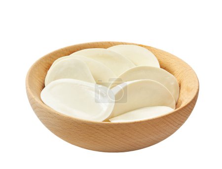 Foto de Cuenco con queso mozzarella en rodajas aisladas sobre fondo blanco. - Imagen libre de derechos