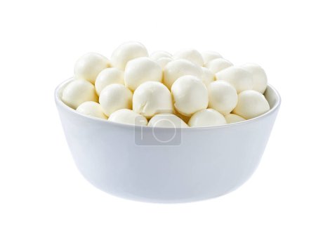 Foto de Placa de cerámica con bolas de queso mozzarella bebé aislado sobre fondo blanco. - Imagen libre de derechos