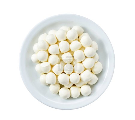 Foto de Cuenco de cerámica con mini bolas de queso mozzarella aisladas sobre fondo blanco, vista superior. - Imagen libre de derechos