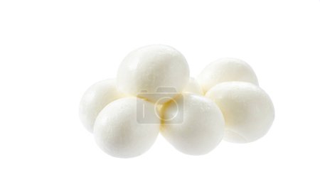 Foto de Montón de bolas de queso mozzarella bebé aislado sobre un fondo blanco, camino de recorte y plena profundidad de campo. - Imagen libre de derechos