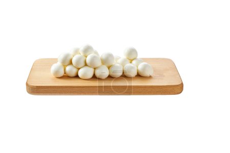 Foto de Bolas de queso mozzarella bebé en una tabla de cortar aislado sobre fondo blanco. - Imagen libre de derechos
