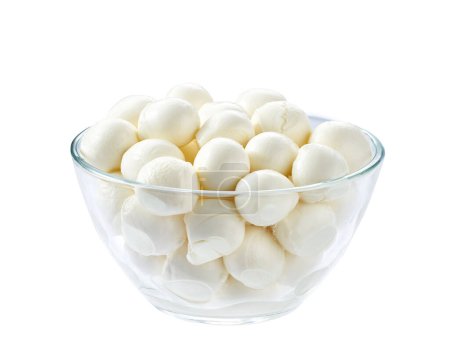 Foto de Mini bolas de queso mozzarella en un plato de vidrio aislado sobre fondo blanco. - Imagen libre de derechos