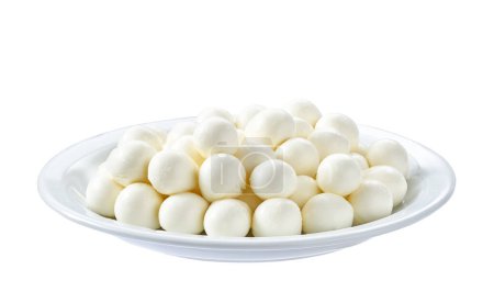 Foto de Cuenco de cerámica con mini bolas de queso mozzarella aisladas sobre fondo blanco. - Imagen libre de derechos