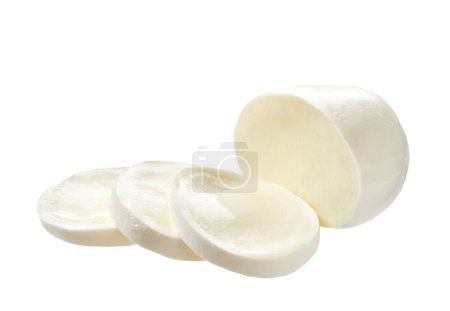 Foto de Trozos de queso mozzarella Buffalo aislados sobre un fondo blanco. búfalo mozzarella en rodajas aislado sobre fondo blanco. - Imagen libre de derechos