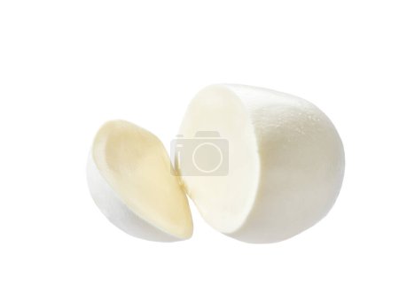 Foto de Trozos de queso mozzarella Buffalo aislados sobre un fondo blanco. - Imagen libre de derechos