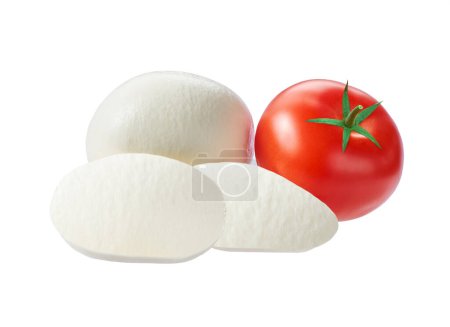 Foto de Queso italiano suave mozzarella buffalo con tomate aislado sobre un fondo blanco. mozzarella tradicional italiana bolas de queso Buffalo. - Imagen libre de derechos