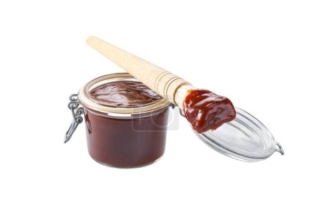 Téléchargez les photos : Bbq sauce in a jar with barbecue brush isolated on a white background. - en image libre de droit