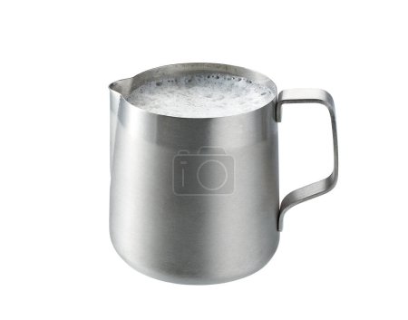 Téléchargez les photos : Stainless steel pitcher with whipped milk isolated on white background . stainless steel milk pitcher (foaming jugs) isolated on white background with clipping path. - en image libre de droit