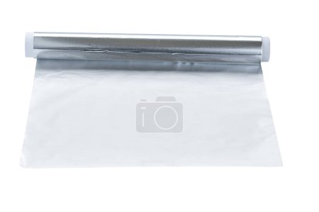 Téléchargez les photos : Household aluminium foil for food packaging. Aluminum foil for baking and roasting close-up. Wrapping food foil isolated on a white background. - en image libre de droit