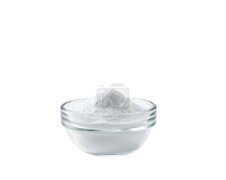 Foto de Bicarbonato de sodio en un recipiente de vidrio transparente aislado sobre fondo blanco. - Imagen libre de derechos