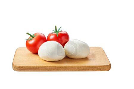 Foto de Queso italiano suave mozzarella buffalo con tomate en una tabla de cortar aislado sobre fondo blanco. - Imagen libre de derechos