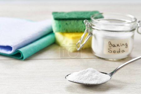 Foto de Detergente ecológico para el cuidado en el hogar con bicarbonato de sodio y concepto amigable lemon.eco. - Imagen libre de derechos