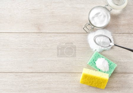 Foto de Detergente ecológico para el cuidado en el hogar con bicarbonato de sodio, espacio para copiar texto. - Imagen libre de derechos