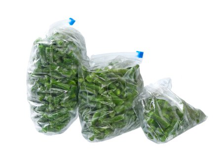 Foto de Bolsa de plástico con frijoles verdes congelados cortados para almacenamiento a largo plazo aislado sobre fondo blanco. - Imagen libre de derechos