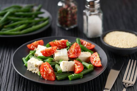 Téléchargez les photos : Salade de légumes frais végétariens avec tomates, feta et graines de sésame sur une table en bois blanc, nourriture saine. - en image libre de droit