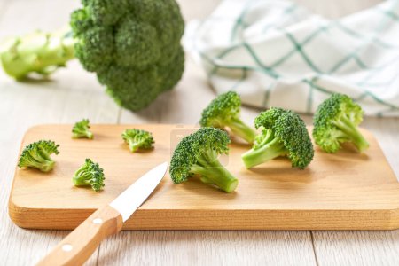 Téléchargez les photos : Brocoli cru bio vert sain sur une table de cuisine blanche. brocoli pour l'alimentation et une alimentation saine. - en image libre de droit