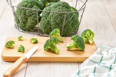 Foto de Brócoli crudo fresco en una tabla de cortar, preparación de alimentos saludables. - Imagen libre de derechos