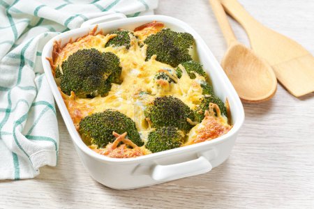 Foto de Cacerola de brócoli con queso y salsa de crema, primer plano. - Imagen libre de derechos