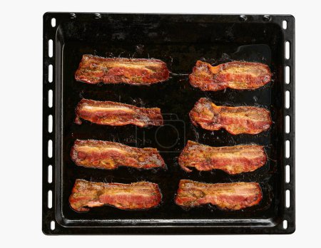 Téléchargez les photos : Rashers au bacon cuits sur une plaque isolée sur fond blanc. Vue du dessus. - en image libre de droit