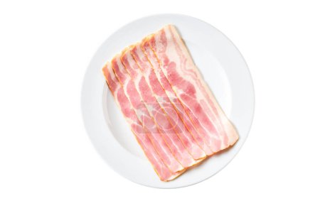 Téléchargez les photos : Tranches de bacon fumé dans une assiette blanche isolée sur fond blanc. - en image libre de droit
