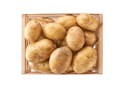 Téléchargez les photos : Pommes de terre biologiques dans une boîte en bois isolée sur fond blanc, vue de dessus. - en image libre de droit