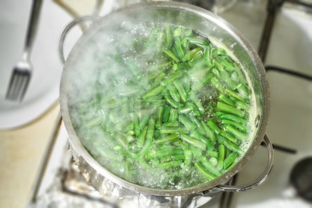 Téléchargez les photos : Haricots verts cuits dans une casserole, vue sur le dessus. - en image libre de droit