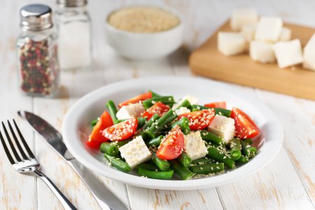 Téléchargez les photos : Assiette avec délicieuse salade de haricots verts sur table en bois, gros plan
. - en image libre de droit
