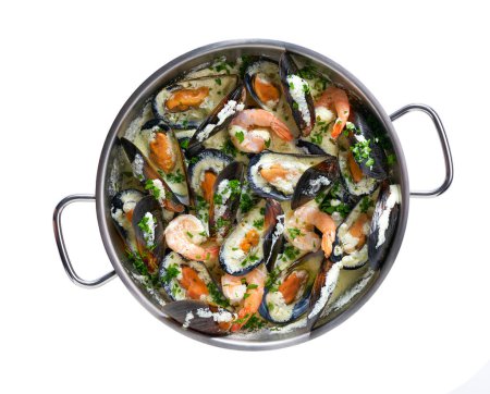 Téléchargez les photos : Moules et crevettes cuites à la crème sur une casserole isolée sur fond blanc. - en image libre de droit