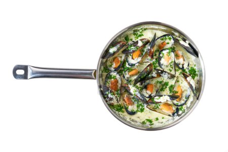 Téléchargez les photos : Moules et crevettes cuites en sauce crème sur une casserole isolée sur fond blanc. Concept d'alimentation saine. Oméga-3 - en image libre de droit