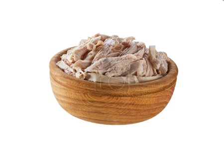 Téléchargez les photos : Viande de poulet râpée bouillie dans un bol isolé sur un fond blanc. Filet de poulet viande destinée à la consommation. - en image libre de droit