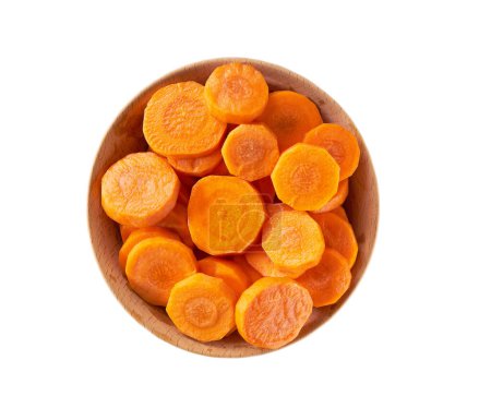 Téléchargez les photos : Tranches de carottes biologiques dans un bol en bois isolé sur un fond blanc. Tranche de carotte. - en image libre de droit