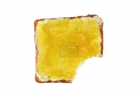 Téléchargez les photos : Prenez une bouchée de pain grillé avec de la confiture de citron et du beurre, isolé sur un blanc. Vue de dessus. Tranche de pain grillé avec morsure manquante. - en image libre de droit