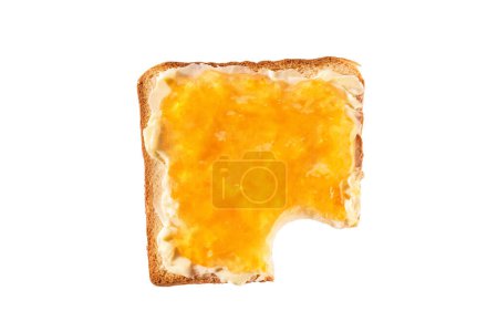 Téléchargez les photos : Prenez une bouchée de pain grillé avec de la confiture d'orange et du beurre, isolé sur un blanc. Vue de dessus. Tranche de pain grillé avec morsure manquante. - en image libre de droit