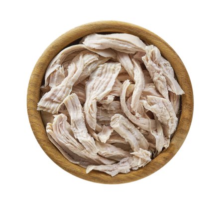 Foto de Carne de pollo rallada hervida en un tazón aislado sobre un fondo blanco. Carne de filete de pollo para consumo, vista superior. - Imagen libre de derechos